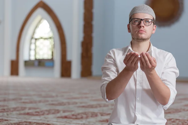 穆斯林男子祈祷 — 图库照片