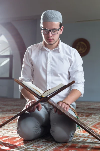 穆斯林男子阅读昆兰文 — 图库照片