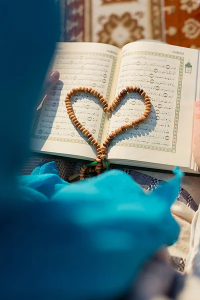 Muslim girl praying — Stock Photo, Image