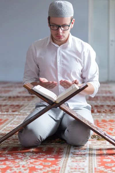 Muslim pria membaca quran — Stok Foto