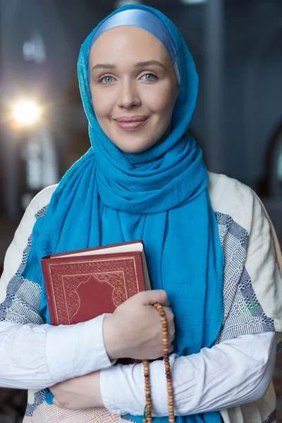 Menina muçulmana segurando Alcorão — Fotografia de Stock