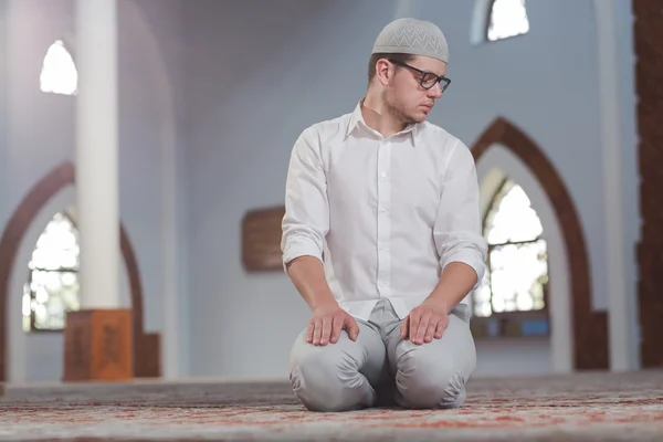 L'homme musulman prie dans la mosquée — Photo