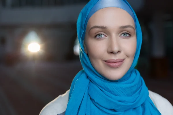 Muslim girl wearing hijab — Stock Photo, Image