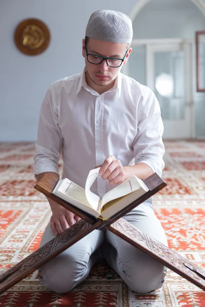 Muslim pria membaca quran — Stok Foto