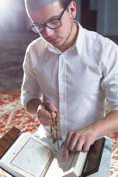 Hombre musulmán leyendo quran — Foto de Stock