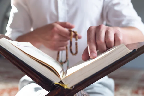 Hombre musulmán leyendo quran — Foto de Stock