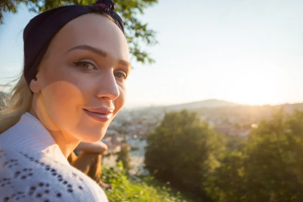 Chica disfrutando de la puesta del sol — Foto de Stock