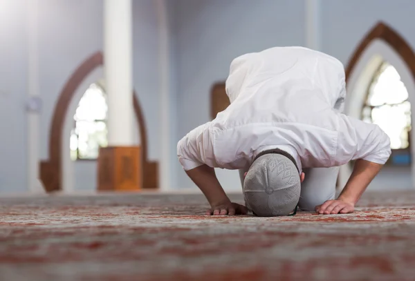 Müslüman adam camide namaz kılıyor.