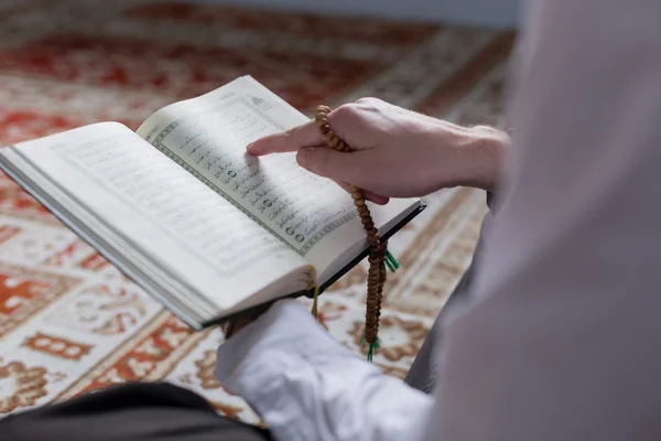 Homem muçulmano lendo Alcorão — Fotografia de Stock
