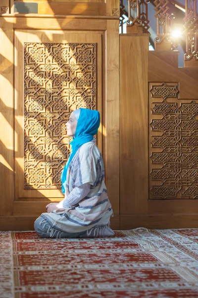 Menina muçulmana rezando — Fotografia de Stock