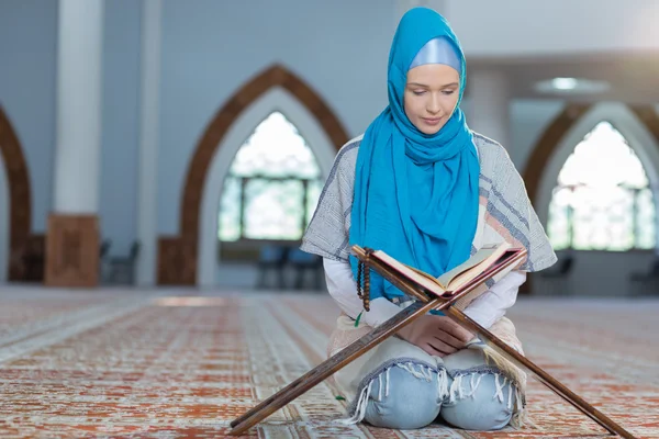 Muslim girl praying Stock Photos, Royalty Free Muslim girl praying Images |  Depositphotos
