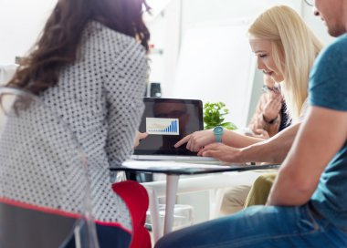 Başlangıç takım modern ofis toplantıda üzerinde