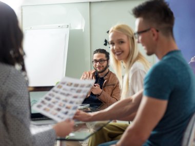 Başlangıç takım modern ofis toplantıda üzerinde