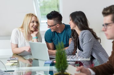 Başlangıç takım modern ofis toplantıda üzerinde