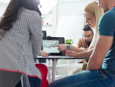 Başlangıç takım modern ofis toplantıda üzerinde