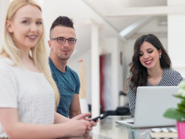 Başlangıç takım modern ofis toplantıda üzerinde