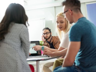 Başlangıç takım modern ofis toplantıda üzerinde