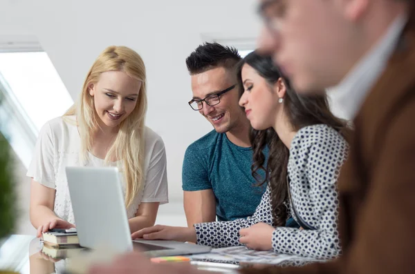 Oppstartsteam på møte på moderne kontor – stockfoto