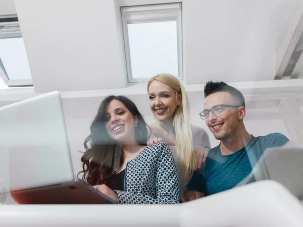 Equipo de inicio en la reunión en la oficina moderna — Foto de Stock