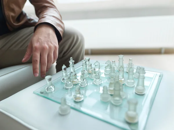 Homem jogando xadrez — Fotografia de Stock