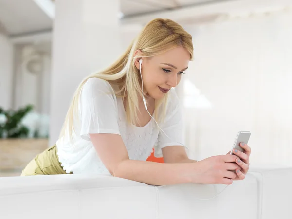 Kulaklıkla müzik dinleyen kadın