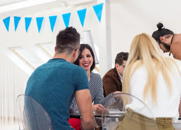 Équipe de démarrage en réunion dans un bureau moderne — Photo