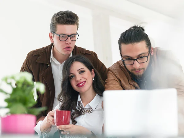 Equipo de inicio en la reunión en la oficina moderna — Foto de Stock