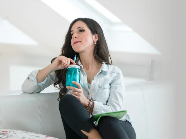 Mujer en casa con botella de agua — Foto de Stock