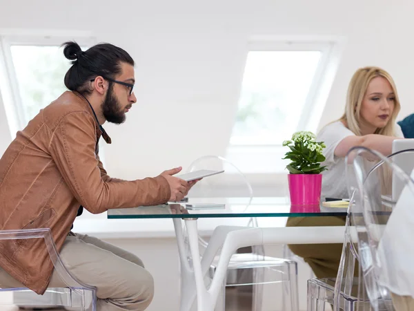 Başlangıç takım modern ofis toplantıda üzerinde