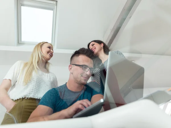 Equipo de inicio en la reunión en la oficina moderna — Foto de Stock