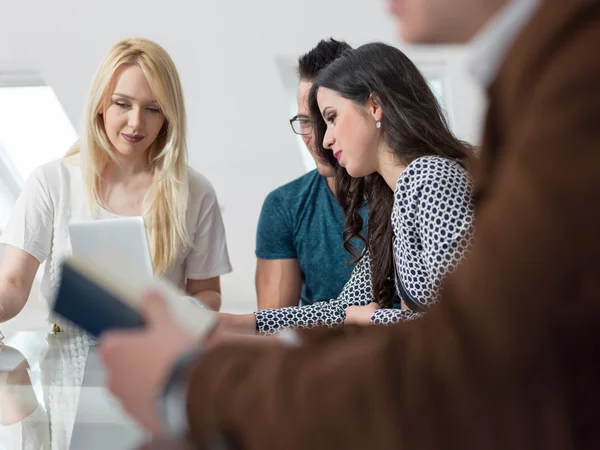 Oppstartsteam på møte på moderne kontor – stockfoto