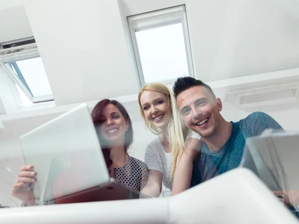 Equipo de inicio en la reunión en la oficina moderna — Foto de Stock