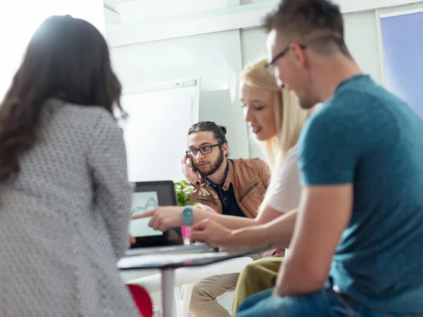 Oppstartsteam på møte på moderne kontor – stockfoto