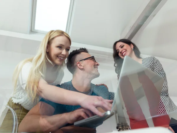 Equipo de inicio en la reunión en la oficina moderna — Foto de Stock