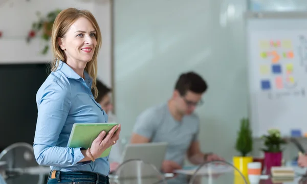 Mujer madura en reunión de negocios — Foto de Stock