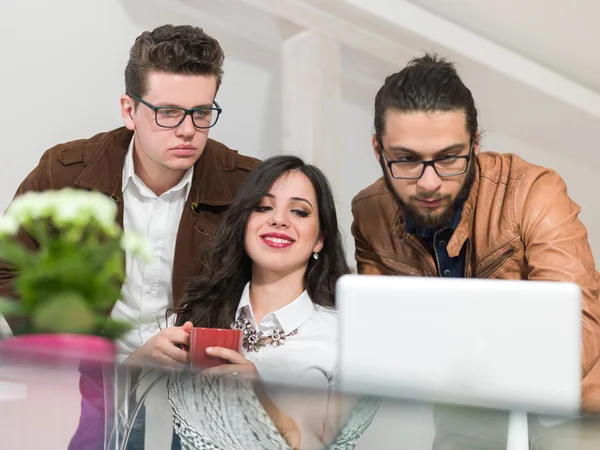 Equipo de inicio en la reunión en la oficina moderna — Foto de Stock