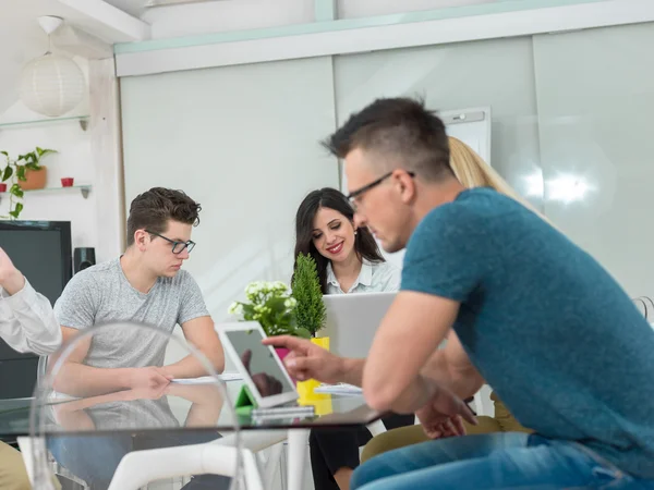 Equipo de inicio en la reunión en la oficina moderna — Foto de Stock