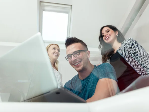 Oppstartsteam på møte på moderne kontor – stockfoto