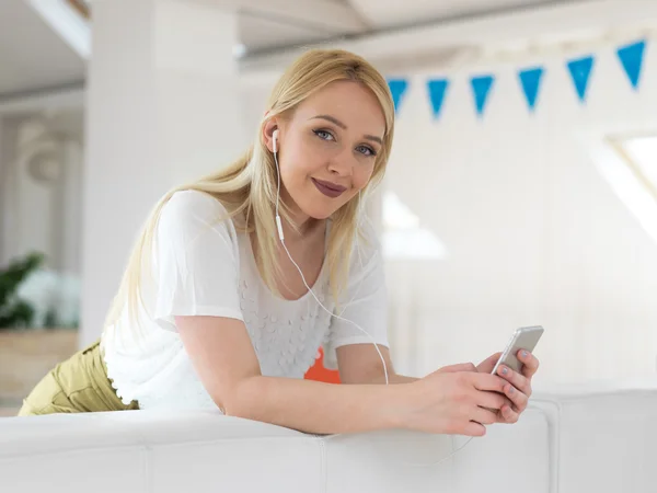 Kulaklıkla müzik dinleyen kadın