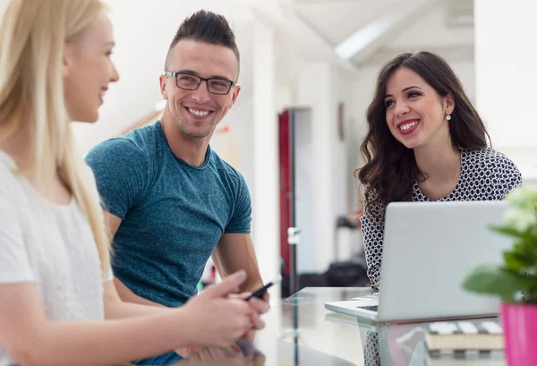 Equipo de inicio en la reunión en la oficina moderna — Foto de Stock