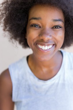 Afrikalı kadın gülümsüyor 