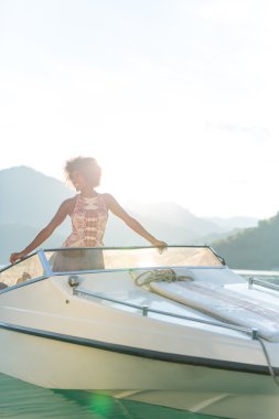 Bir sürat teknesi sürüş ve sahip çekici güzel bir afro kadın