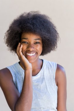 Afrikalı kadın gülümsüyor 