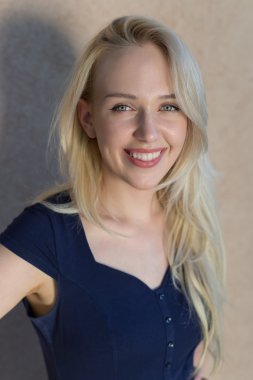 Güzel Sarışın Kadın