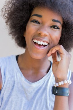 Afrikalı kadın gülümsüyor 