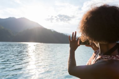 turistik göl bir resim çekmek