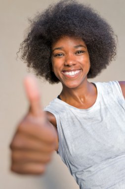 Afrikalı kadın başparmak gösterilmesini