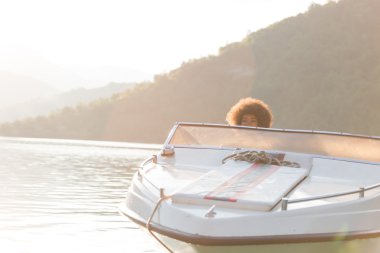 Yaz günü, bir yatta Afro Amerikan çekici kız