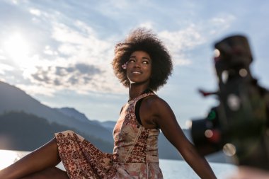 Afro Amerikalı kadın rahatlatıcı seyir teknede 