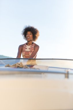 Çok güzel bir afro Amerikan kadın enjoting yach onun zamanında